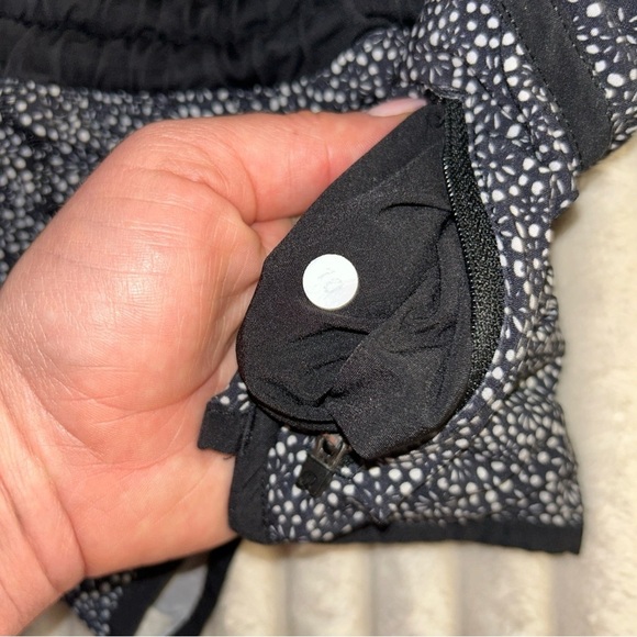 Lululemon Athletica Black and White Patterned Shorts Tracker Size 10 - Picture 7 of 8